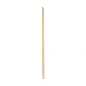 cure-oreilles bambou rose pâle avril Le Cure-oreilles en bambou rose Avril s’adapte facilement à une utilisation régulière, que ce soit à la maison ou en voyage. Réutilisable, économique et pratique, il accompagne une démarche zéro déchet. Disponible sur la boutique Maroc Organic, il séduit par son côté à la fois esthétique et responsable. CONSEILS D'UTILISATION Désinfectez le cure-oreilles avant chaque utilisation. Nettoyez délicatement le bord de l'oreille avec l'embout cuillère. Évitez d'enfoncer profondément l'outil dans le conduit auditif. Pour les enfants, faites une butée avec votre doigt pour sécuriser le geste. Nettoyez et désinfectez après chaque usage pour une hygiène optimale. Précautions Utiliser avec précaution pour éviter toute blessure dans le conduit auditif. Ne pas insérer trop profondément dans l’oreille. Tenir hors de portée des enfants. Nettoyer avant et après chaque utilisation. Usage strictement externe. CARACTÉRISTIQUES Composition cure-oreilles bambou rose pâle avril