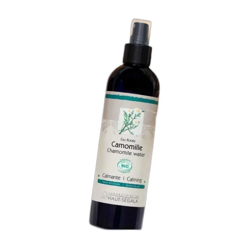 eau florale de camomille bio 200 ml Avril soin visage apaisant L’Eau florale de camomille 500 ml Avril est un soin bio de qualité, pensé pour enrichir la routine de soin quotidienne. Disponible sur Maroc Organic, elle allie praticité, naturalité et confort dans un format généreux." "Le matin: appliquez sur un coton pour tonifier et réveiller la peau avant la crème de jour. Le soir: après le démaquillage, vaporisez ou appliquez pour apaiser et parfaire le nettoyage. Poursuivez avec la crème peaux sèches et sensibles bio. Précautions : Conserver dans un endroit sec et frais, à l’abri de la lumière directe. Éviter tout contact avec les yeux et les muqueuses. Ne pas appliquer sur une peau irritée ou abîmée. Tenir hors de portée des enfants. Usage externe uniquement." Composition: Eau florale de camomille romaine bio. Type de peau: Normales à sèches. Texture: Aqueuse, légère. Parfum: Floral doux. Contenance: 200 ml. Certification: Bio. Fabrication: France. 100% d'origine naturelle.
